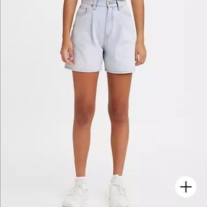Levi’s Ribcage Pleated Shorts in Light Wash